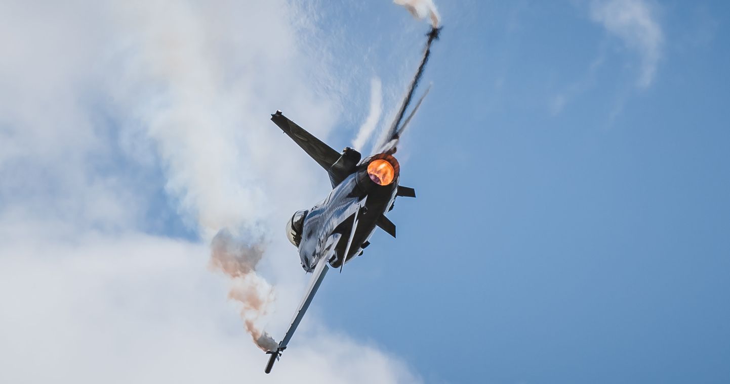 Belgia õhujõudude hävituslennuk F-16 Suurbritannias Cosfordi lennusõul.