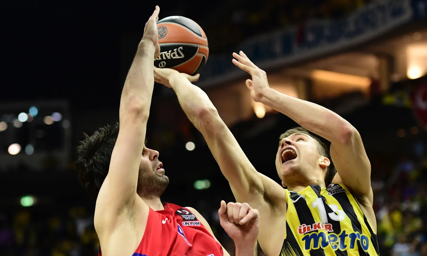 Serblased Miloš Teodosic (vasakul) ja Bogdan Bogdanovic pidasid Euroliigas maha mitu tulist duelli. Uut hooaega alustavad mõlemad aga juba NBA-s.