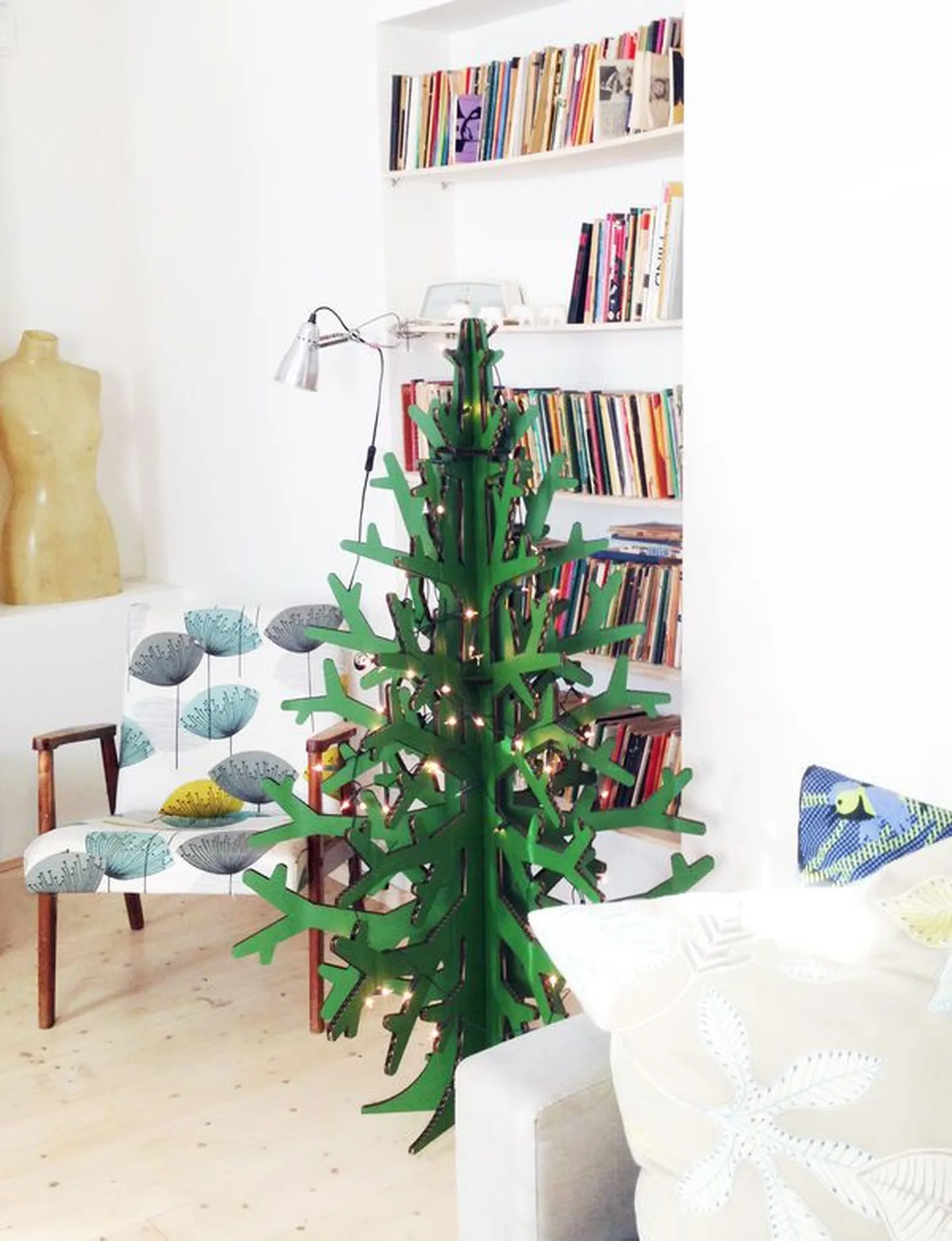 Cardboard Christmas taaskasutatud materjalist jõulukuusk
