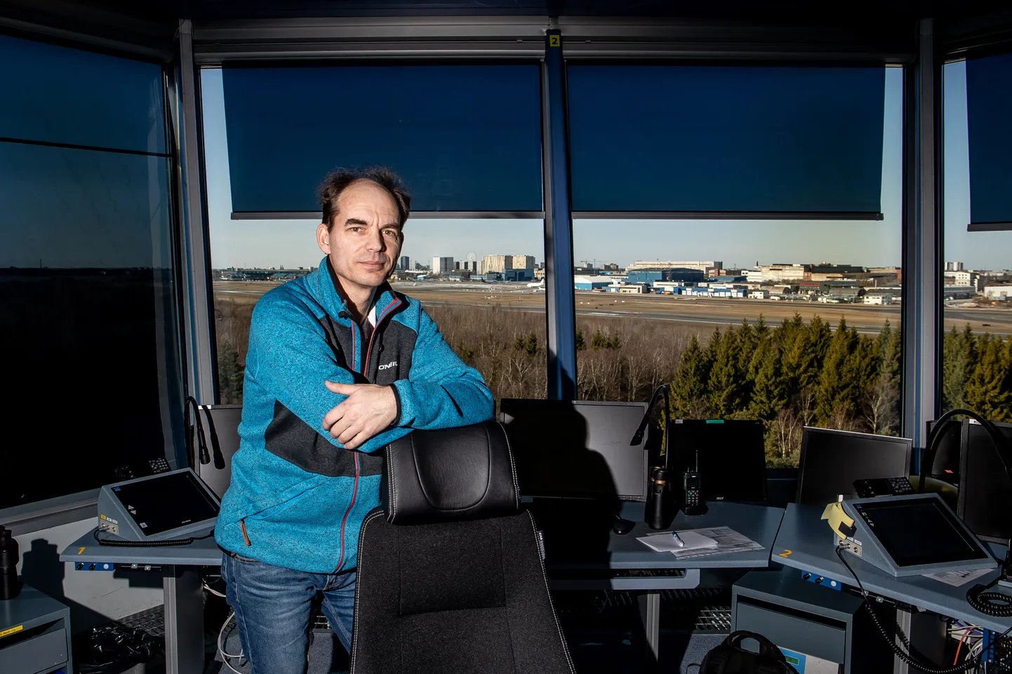 LENNUJAAM: Meelis Kupitsa selja tagant paistab Tallinna lennujaam ja linna panoraam.