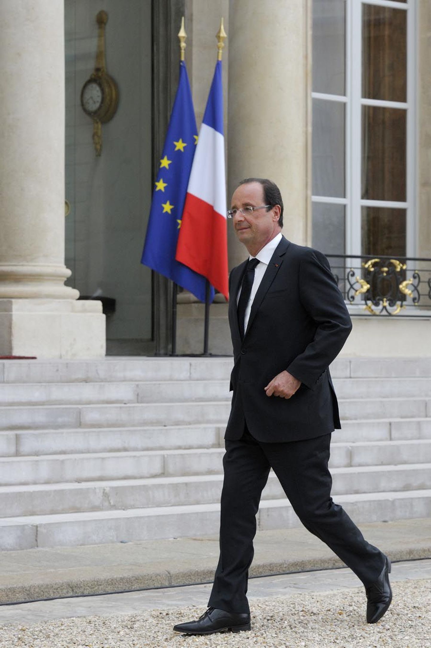 François Hollande presidendipalee juures.