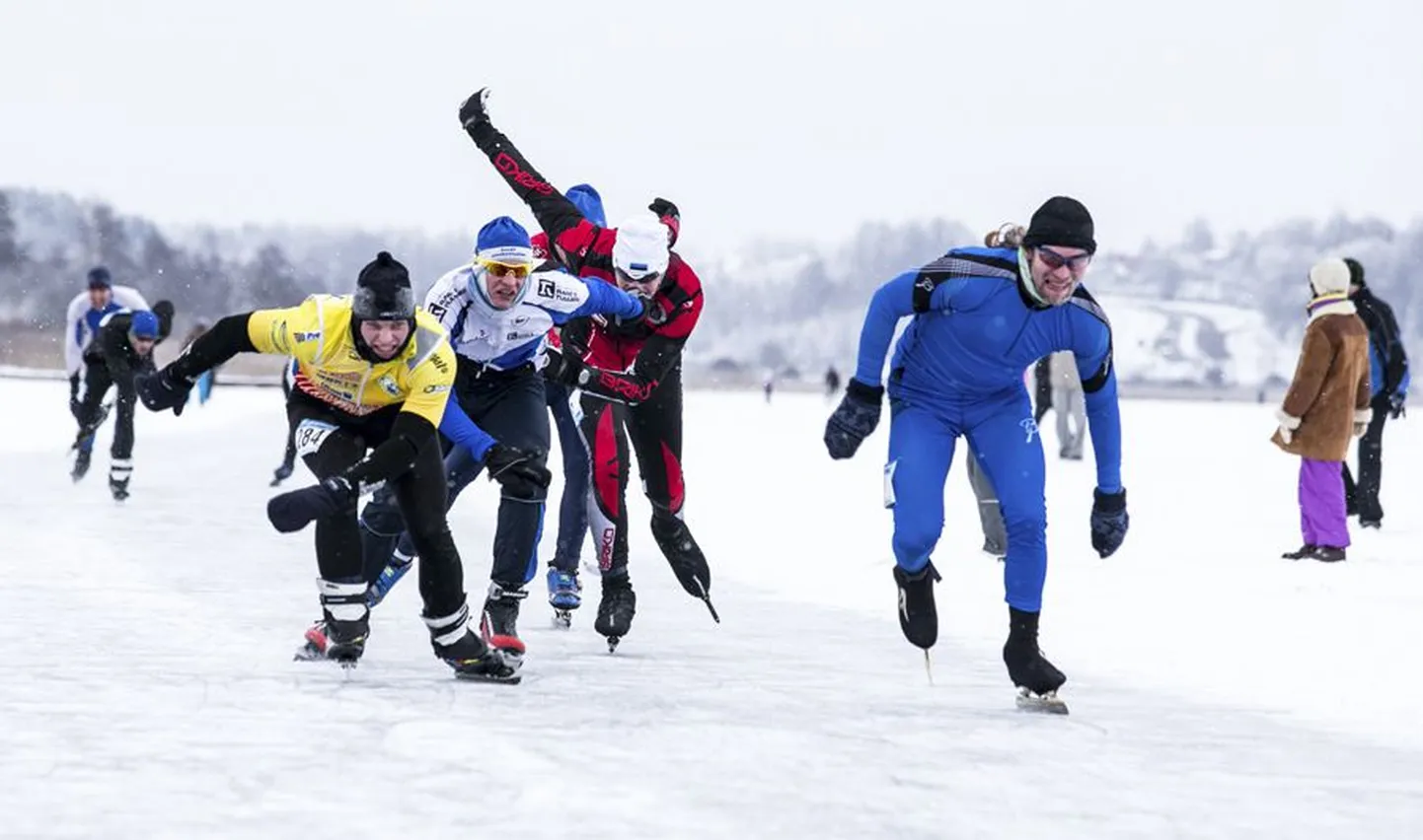 Seekordse Mulgi uisumaratoni kolmanda koha omanik selgus ägedas grupifinišis. Märt Kuus (paremal) edestas napilt edukaimat viljandlast Marko Holtsmanni (vasakul).
