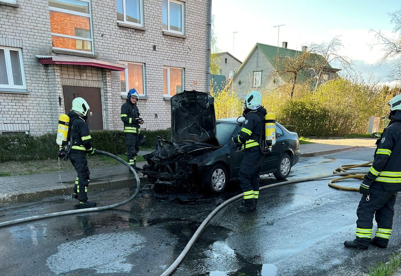 Viljandis Kaalu tänaval süttis reede õhtul auto.