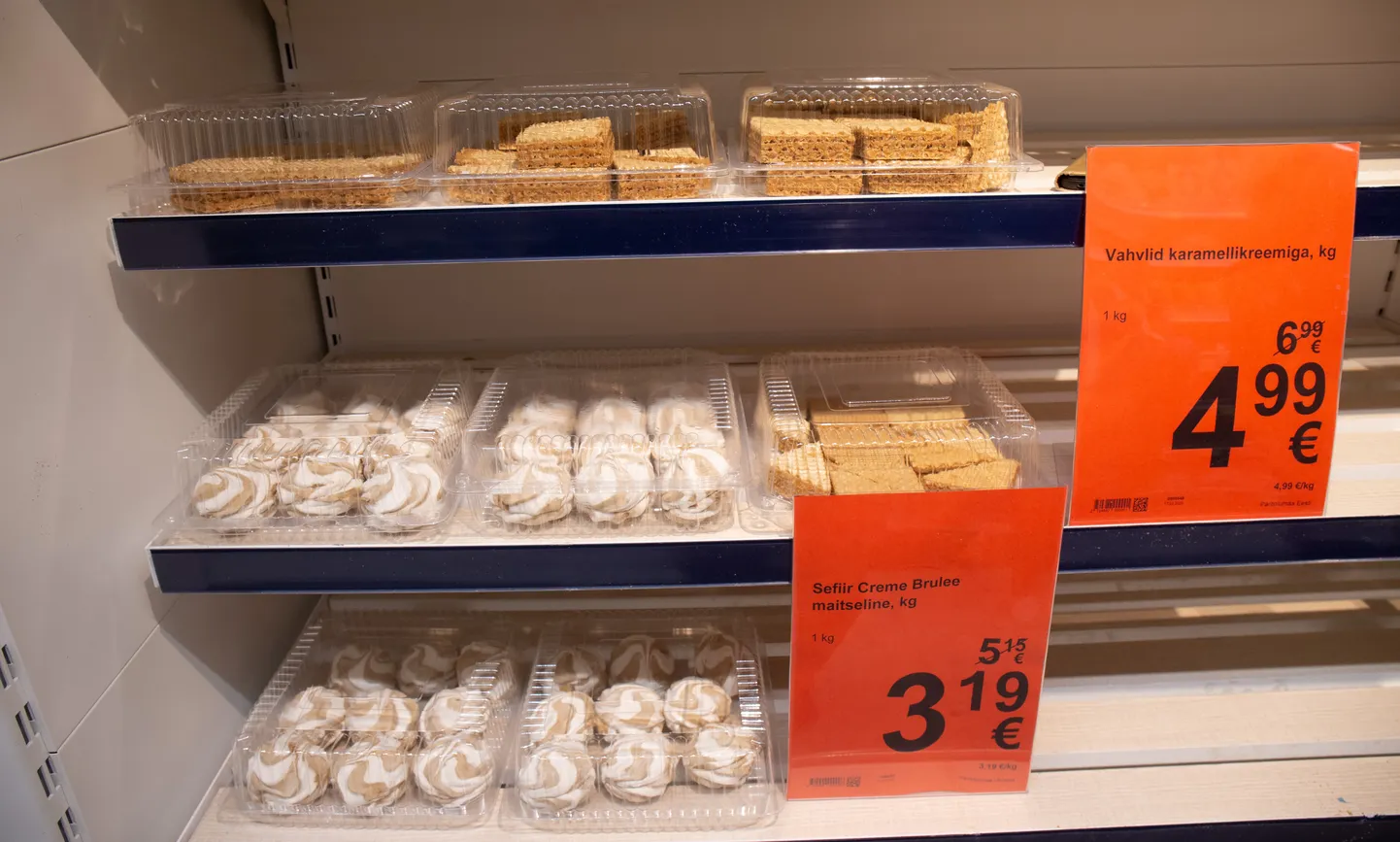 Maxima kaupluses müüakse pakendatud pirukaid ja küpsiseid