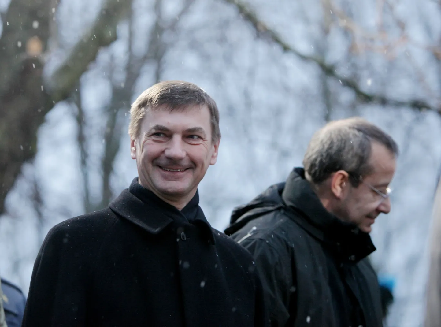 Riigijuhid ja rahvas avaldasid hommikul Tartu tähetorni juures oma austust Eesti lipule.