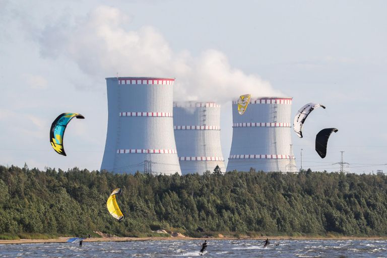 АЭС в Сосновом Бору расположена всего в 70 километрах от Эстонии. По словам российских чиновников, в последнее время на этой станции никаких проблем не было.