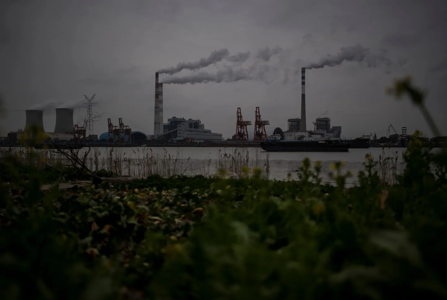 Shanghai Wujingi söeelektrijaam Huangpu jõe taustal 2017. aasta 21. veebruaril.
