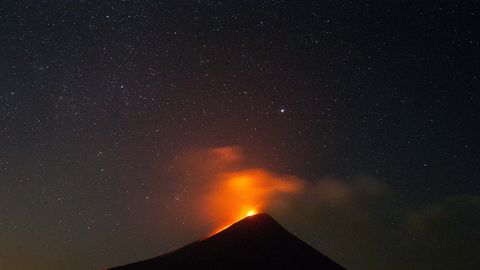 Видео: фотографы сняли ночной таймлапс с извержением вулкана на Гавайях