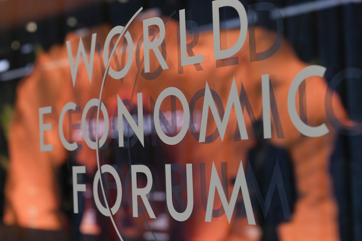 Maailma Majandusfoorumi logo Davosi kongressikeskuse aknal 15. jaanuaril 2024.