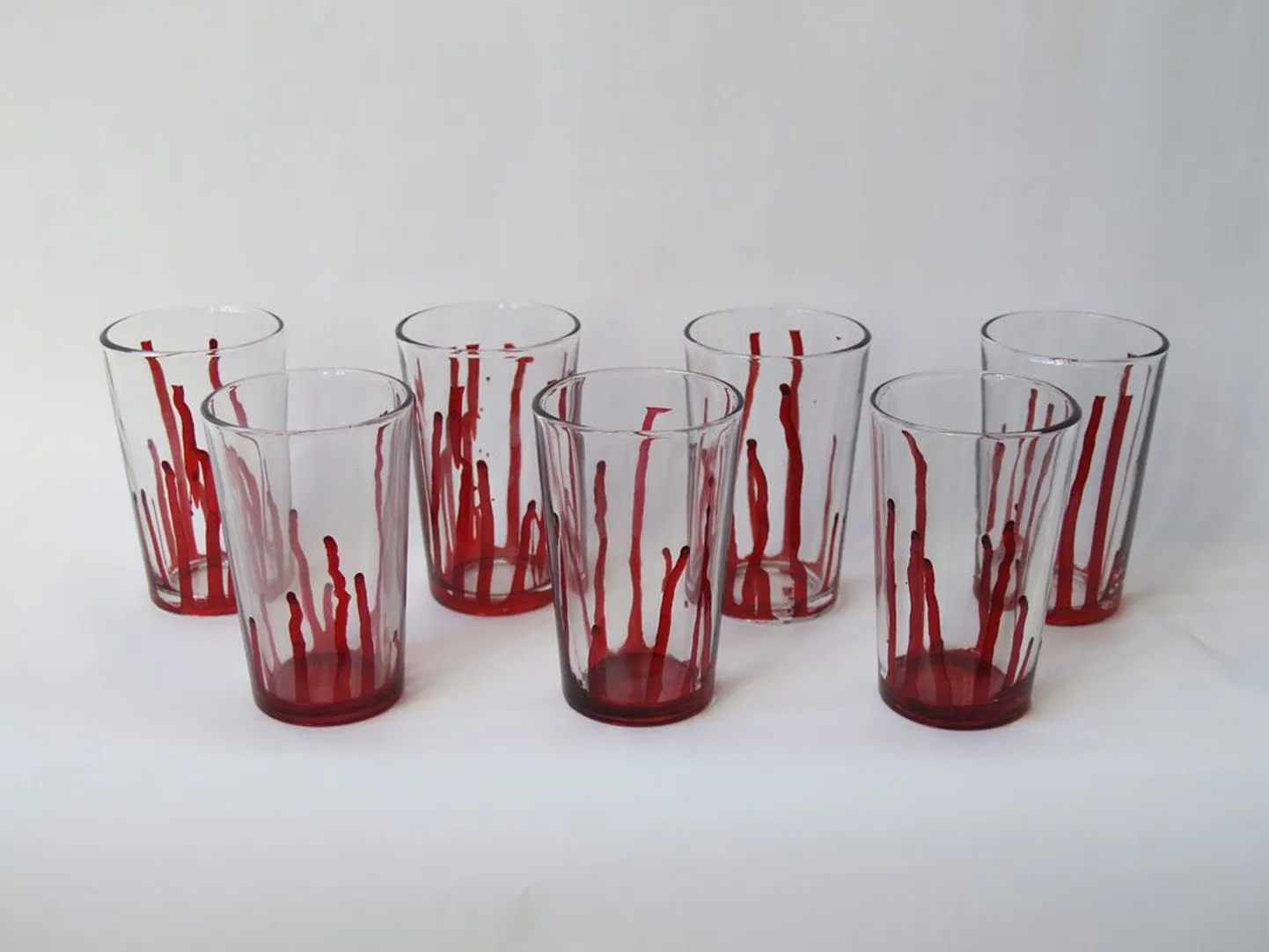 Vampiiridele: verest nõretavad klaasid valmistas Teele Puusepp nii, et lasi punasel värvil klaasipõhjast alla valguda.