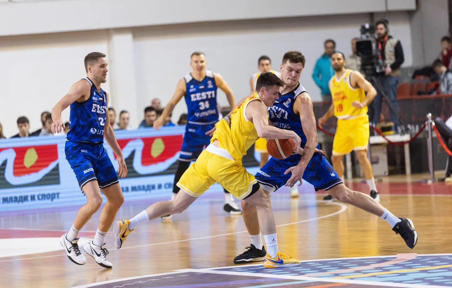 Aasta tagasi, siis veel Jukka Toijala tüürimisel sai Eesti võõrsil Põhja-Makedooniast jagu viie punktiga. Fotol palliga üks võtmetegelasi, Nenad Dimitrijević.