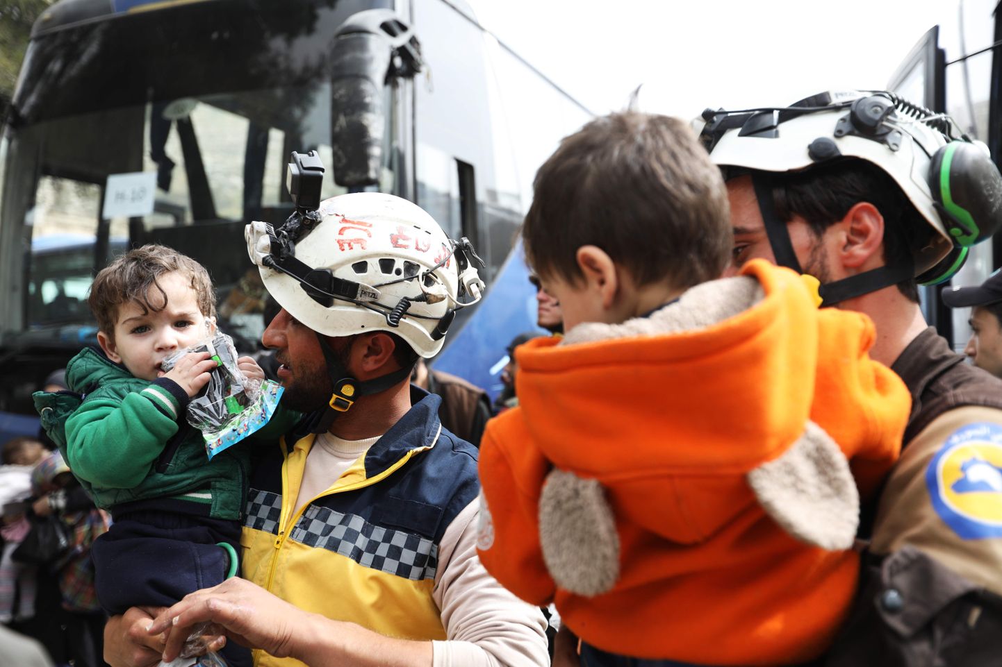 Valgete Kiivrite liikmed hoiavad lapsi Qalat al-Madiq külas Hamas, Süürias.