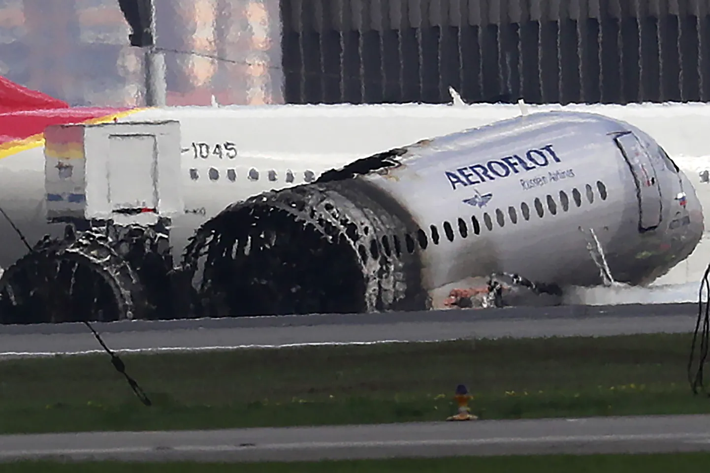 Загоревшийся в аэропорту Шереметьево Superjet-100.