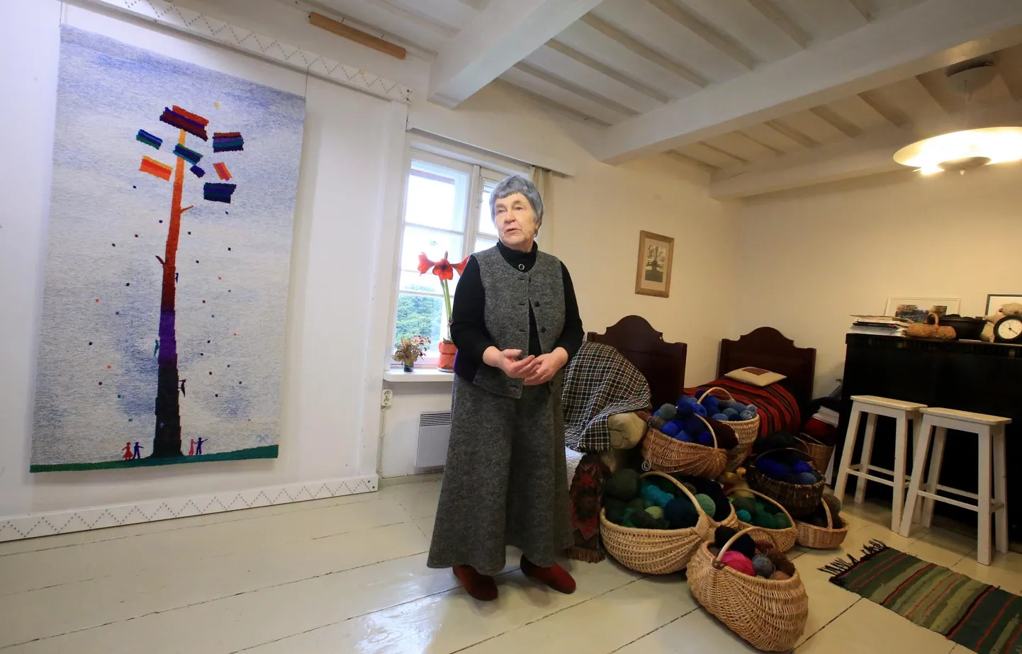 Tekstiilikunstnik Anu Raud oma kodus Kääriku talus.