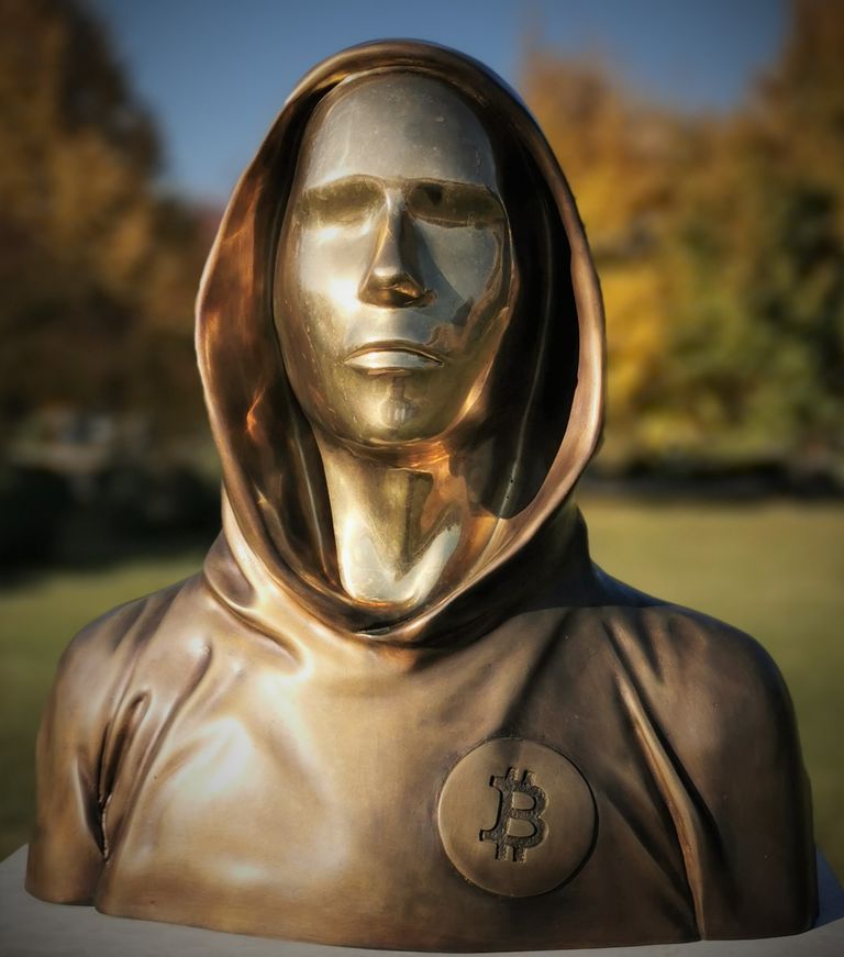 Bitcoin'i salapärase looja Satoshi Nakamoto auks mullu septembris Budapestis avatud monument.