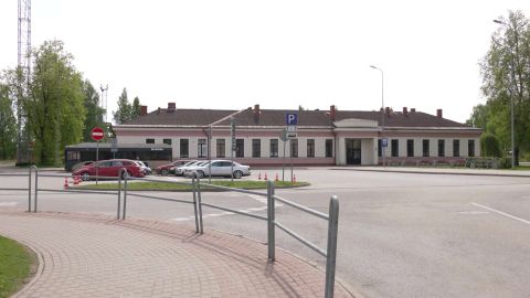 VIDEO ⟩ Šoferis neizpratnē par Valmierā saņemtu sodu. Uzskata, ka vaina ir ceļa zīmēs