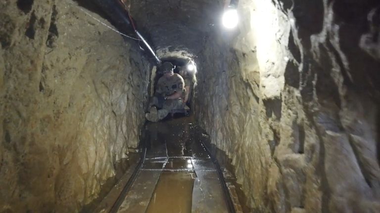 Вырытый контрабандистами наркотиков тоннель под границей Мексики и США 