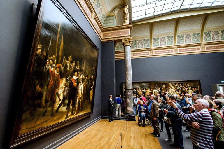 Külastajad vaatamas Amsterdami Rijksmuseumis Rembrandti teost «Öine vahtkond»