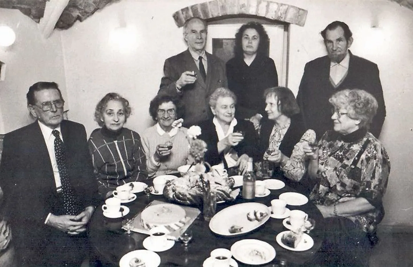 Kohviku Edasi-aegne vana kaardivägi peab harjumuspärases paigas pidu: (istuvad, vasakult) 
Kaljo Raud, Niina Ritslaid, Lorri Oha, Margarita Rosenfeld, Lehte Pärn, Elli Zimmer, (seisavad) Karl Metsaots, Ira Eber ja Juuro Kuusik.