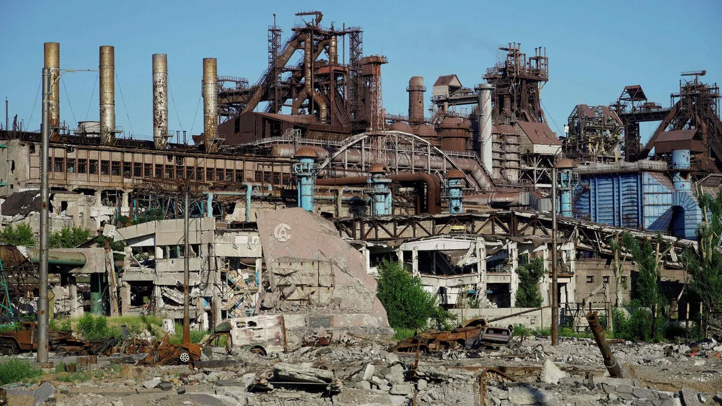 Вид на разрушенный завод «Азовсталь» в Мариуполе 15 июля.