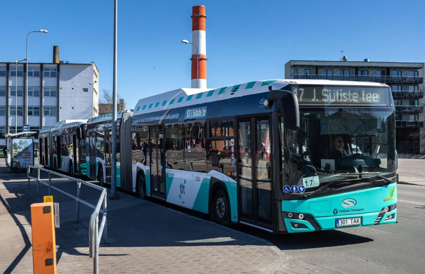 19.04.2023, Tallinn. Linnaliini bussid nr 17 ja 23 Tallinna bussijaama bussipeatuses. Foto on illustreeriv.
