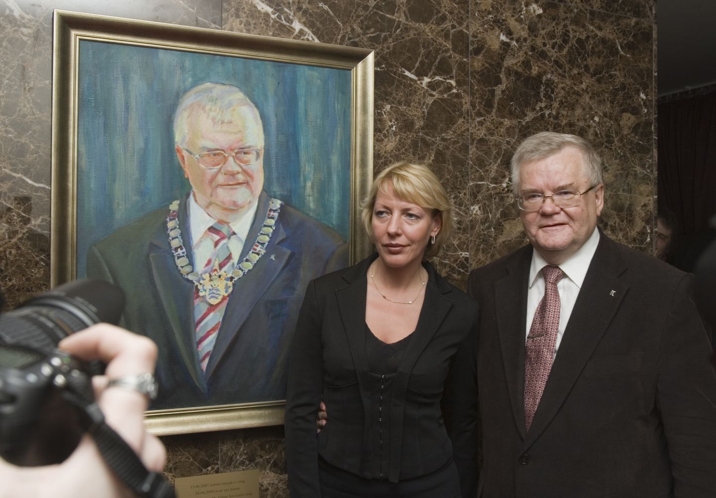 Edgar Savisaar oma abikaasa Viljaga enda portree juures 2009. aastal.