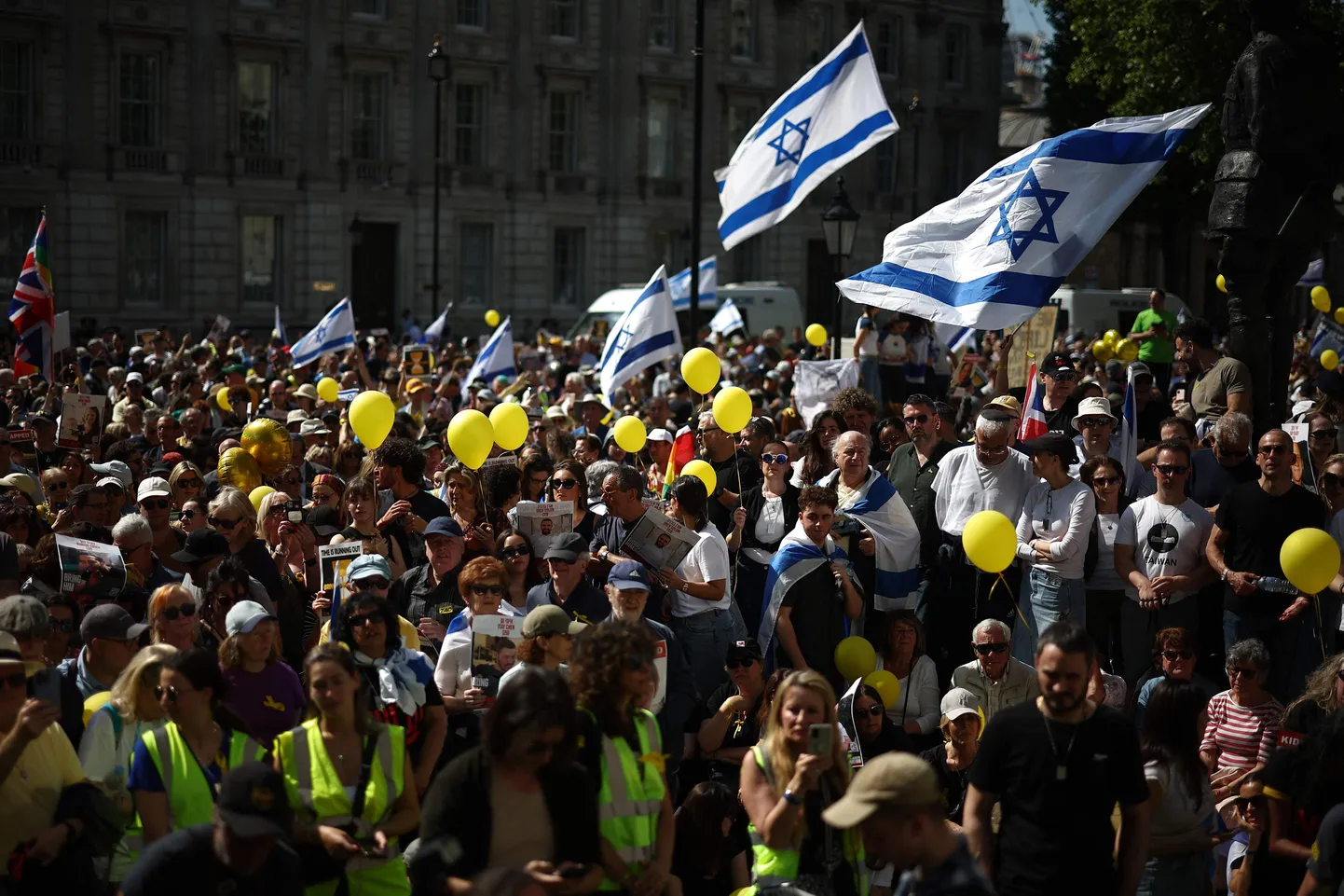 Hamasi röövitud Iisraeli pantvangide toetuseks korraldatud meeleavaldus Londonis.