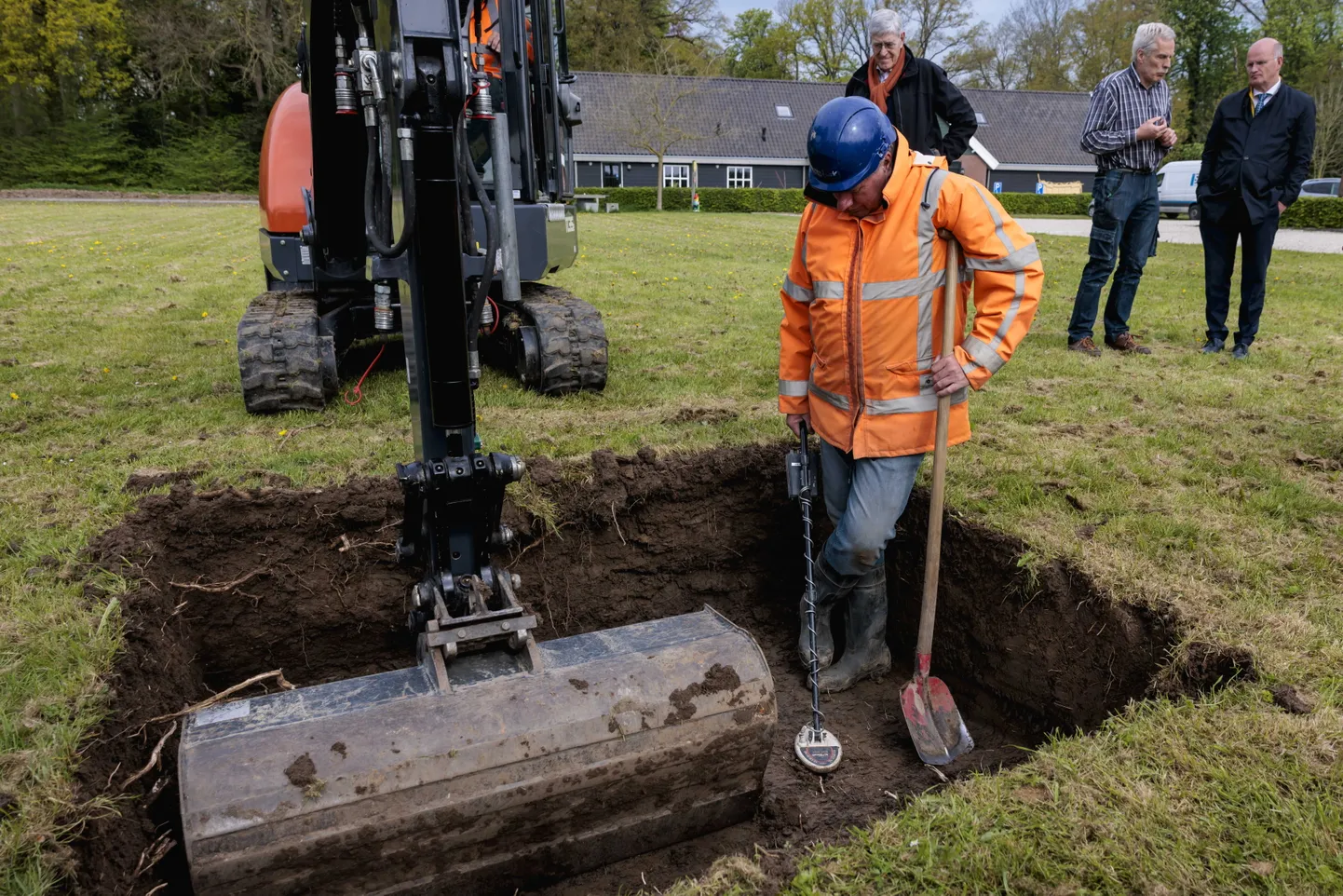 Väidetava natsivaranduse otsingud Hollandis Ommereni külas.