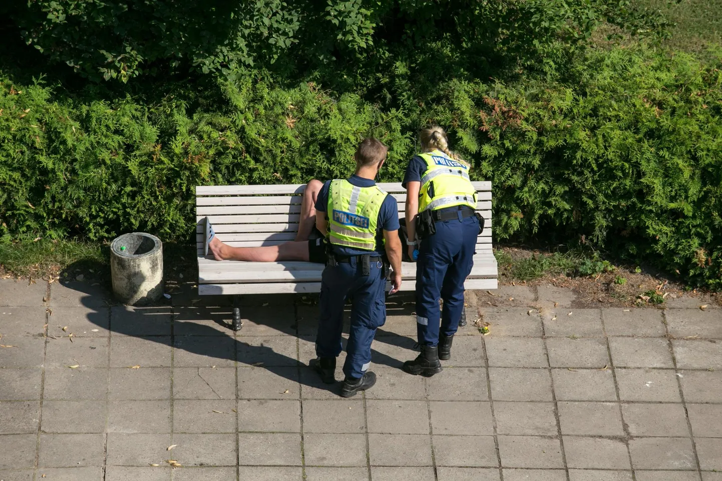 Politseinikud viisid avalikest kohtadest arestikambrisse kainenema viis purjus inimest.