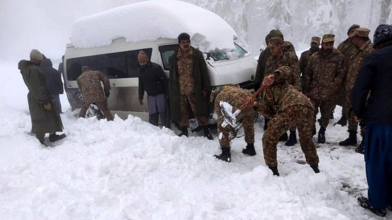 Военные пытаются спасти людей, которые оказались в снежной ловушке