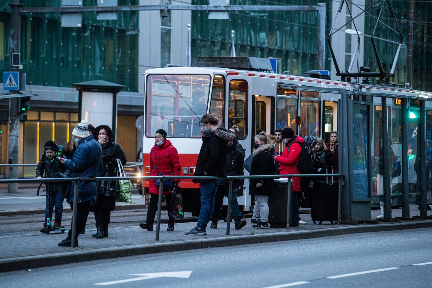 Inimesed maskides. Eestis hakkas 24. novembrist avalikes kohtades kehtima maski kandmise kohustus. Maskidega inimesed tänavatel ja ühistranspordis.