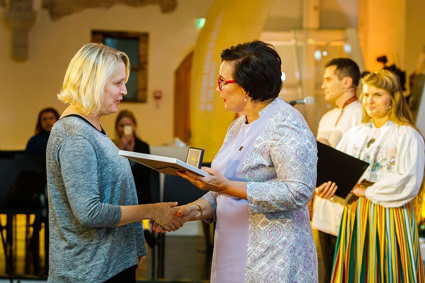 Taive Saar (vasakul) võtab siseminister Katri Raigilt vastu kodanikupäeva aumärgi.
