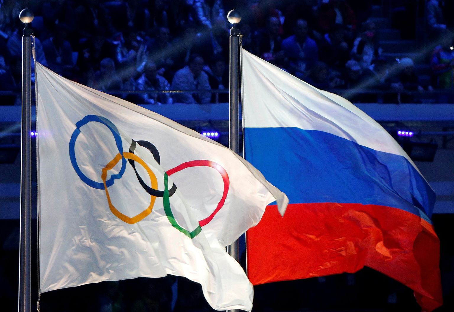 Олимпийский флаг и флаг РФ.