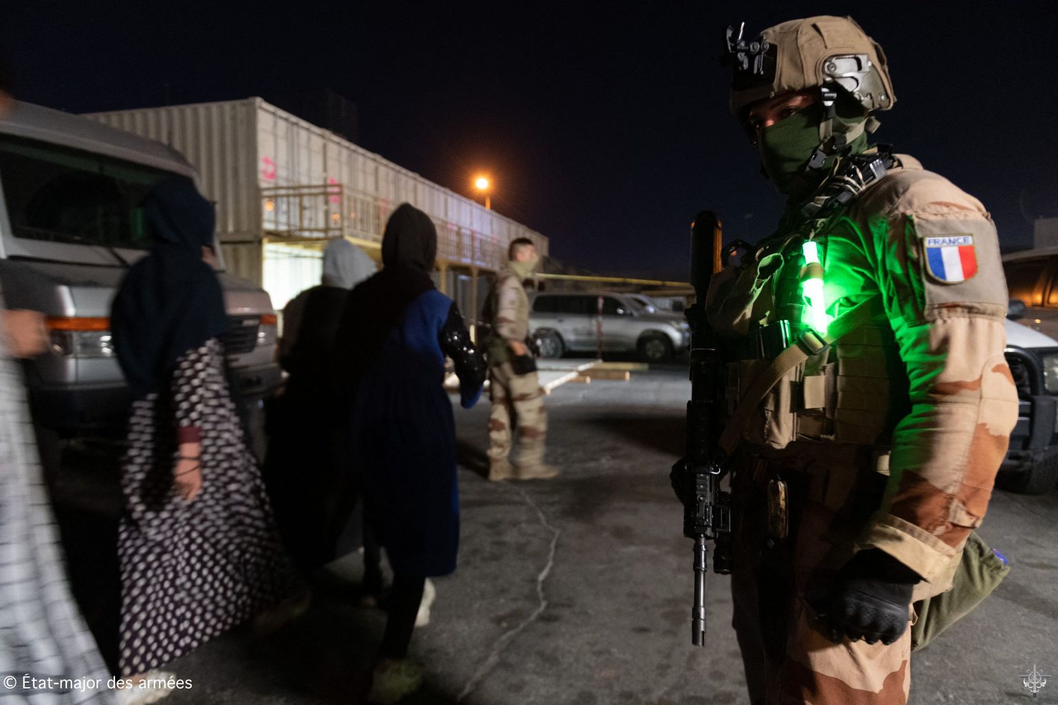 Prantsuse sõdurid suunamas 24. augustil Kabulis Afganistanist evakueerituid militaartranspordilenukile A400M Atlas. Nad lendasids sealt edasi Abu Dhabisse Al Dhafrasse, kus asub Prantsuse sõjaväebaas ning siis Prantsusmaa Pariisi Charles de Gaulle'i lennujaama lennuväljale