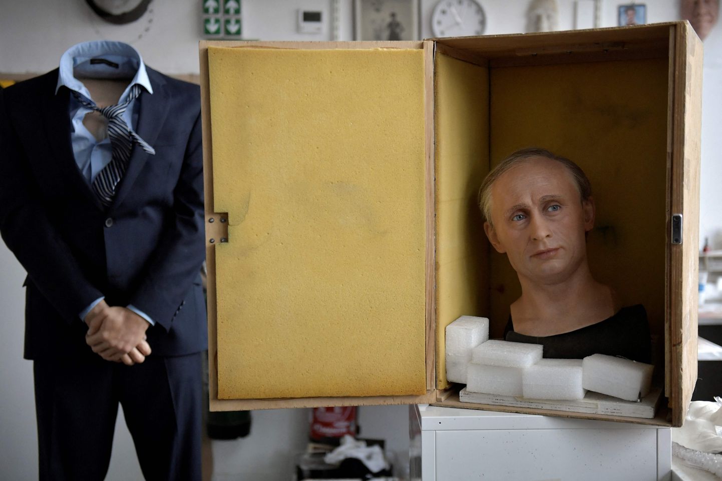 Putini vahakuju viidi laoruumi seisma ning selleks, et pea paremini säiliks, tõsteti see kasti.