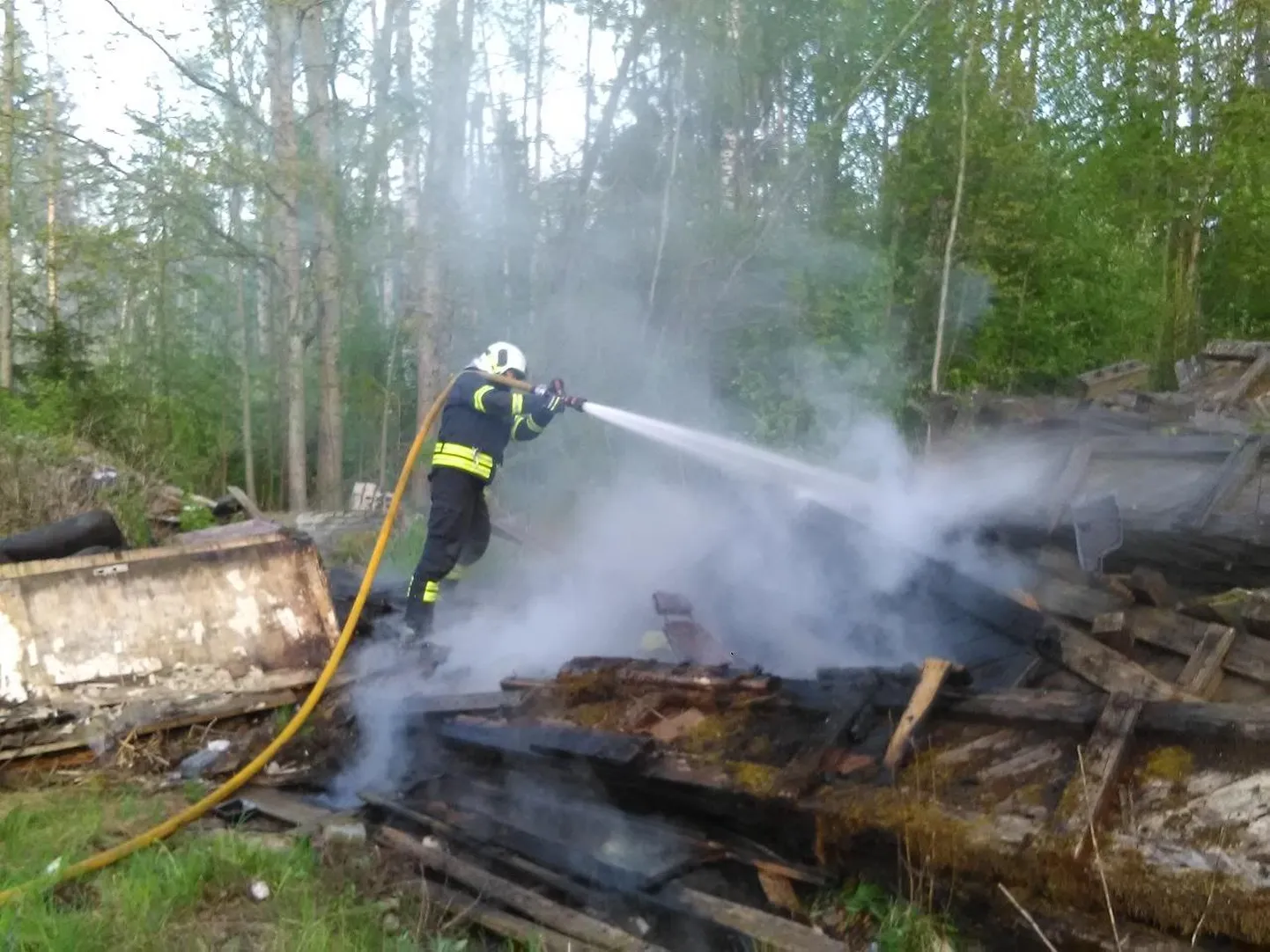 Abjaku külas põles umbes 10 ruutmeetrit jäätmeid.