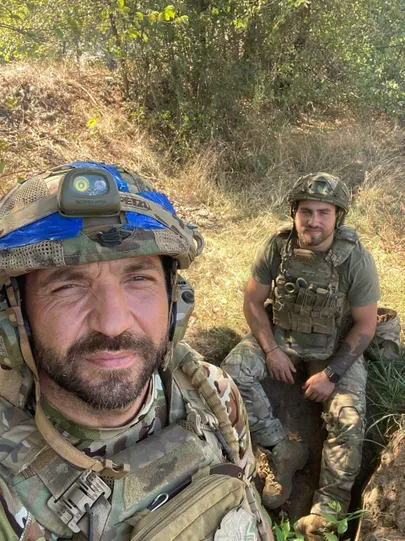 Командир медицинского подразделения одного из батальонов 117-й механизированной бригады Андрей с позывным «Вирус» (слева).