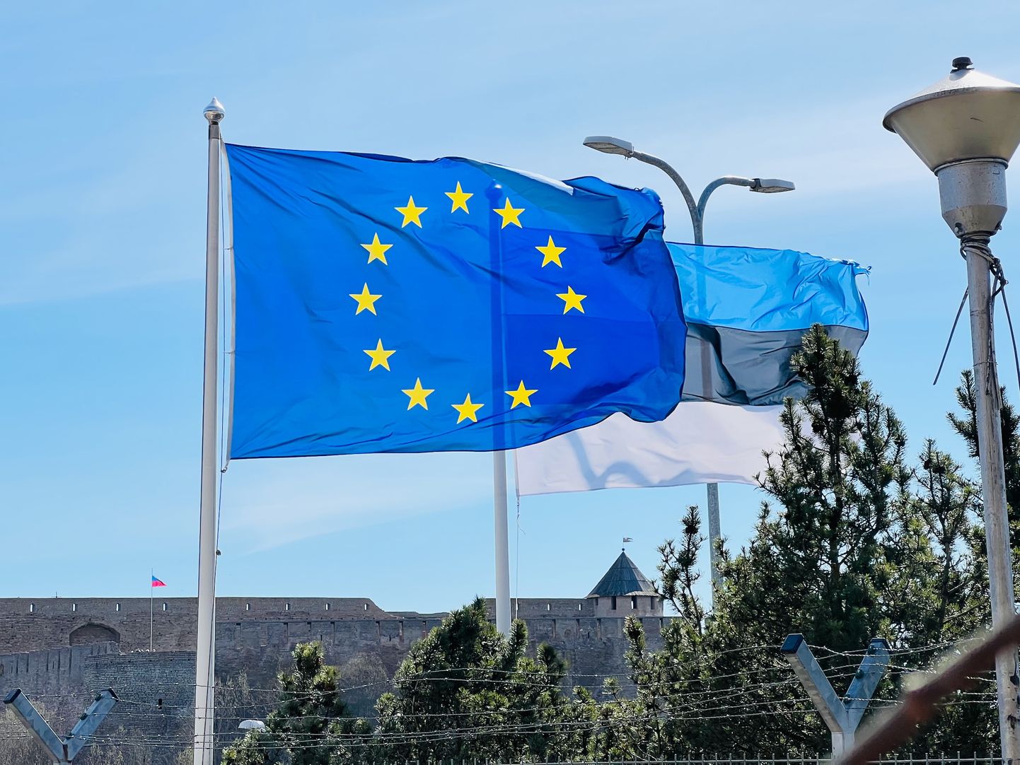 Флаги ЕС и Эстонии.