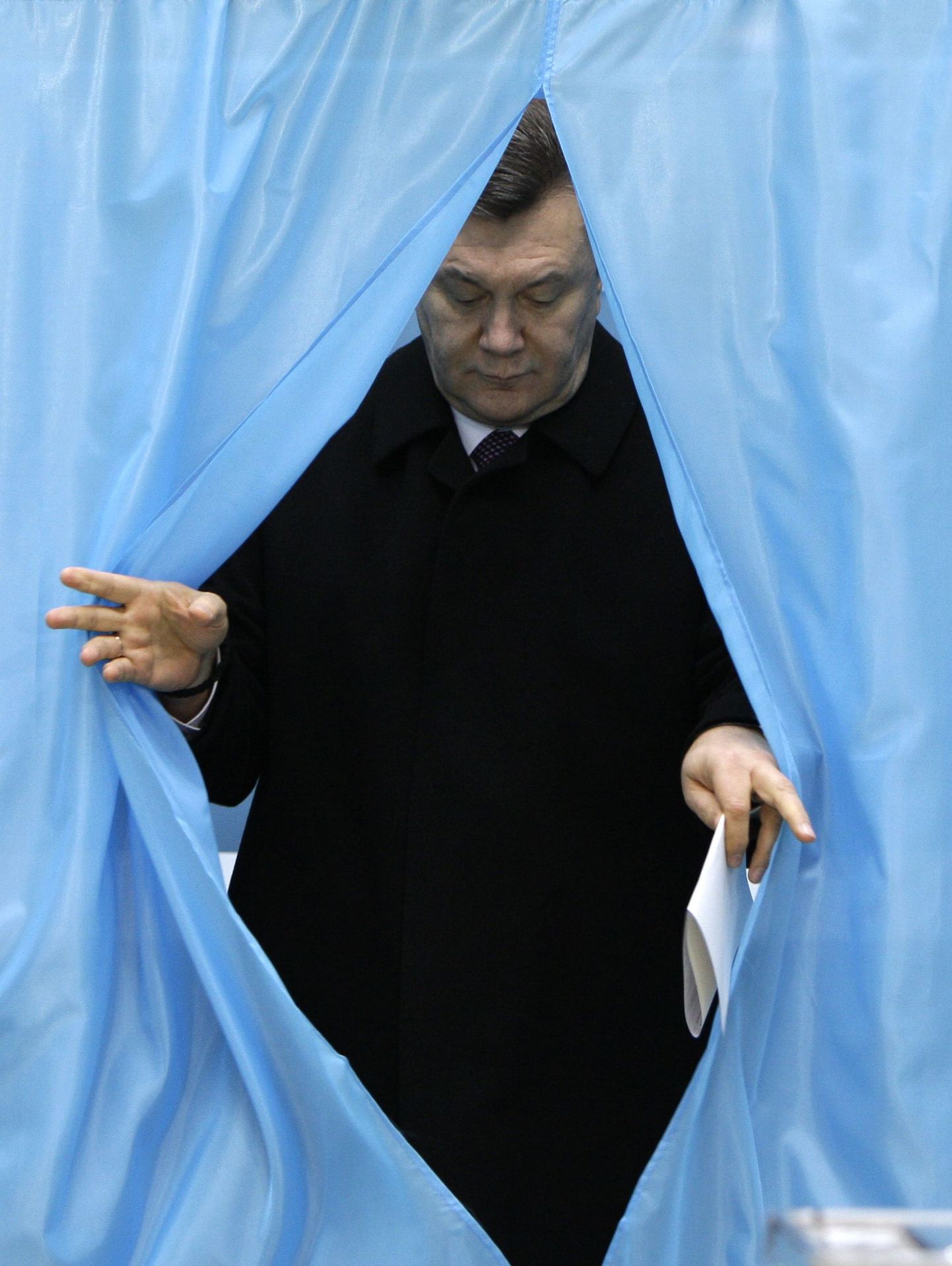 Kiievi jaoskonna hääletuskabiinist väljub opositsiooni liider Viktor Janukovitš.