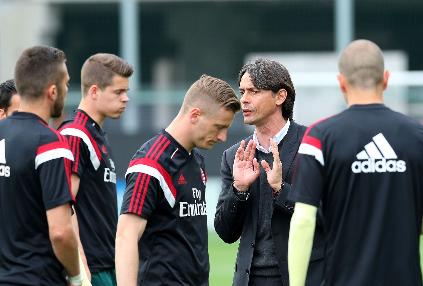 AC Milani peatreener Filippo Inzaghi (paremalt teine) koos klubi mängijatega.
