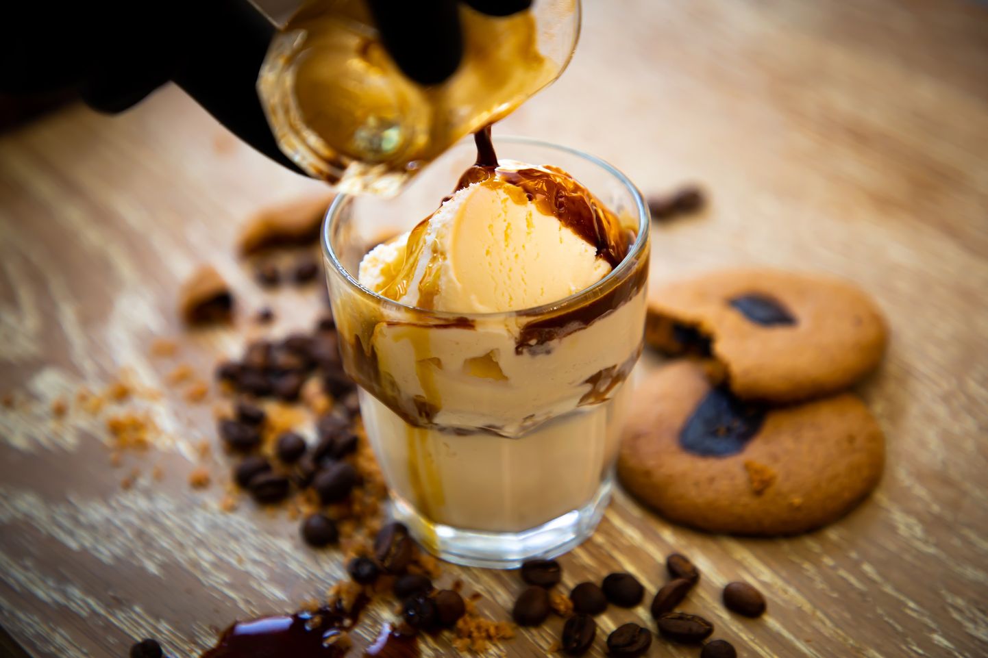 Кофе, мороженое, печенье. Иллюстративное фото