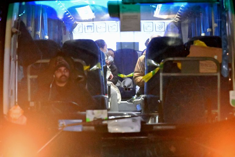 Hiinast Wuhanist evakueeritud brittidega buss lahkumas Ühendkuningriigis Oxfordshire'is Brize Nortoni õhujõudude baasist.