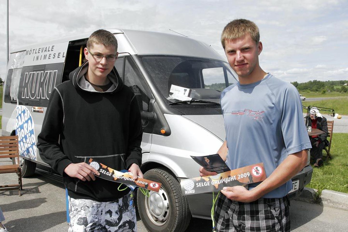 Mati Kraavi (vasakul) ja Risto Susi on oma allkirja juba andnud. «Selge grupijuhi» kampaaniaga liitus päeva lõpuks 214 viljandimaalast.
