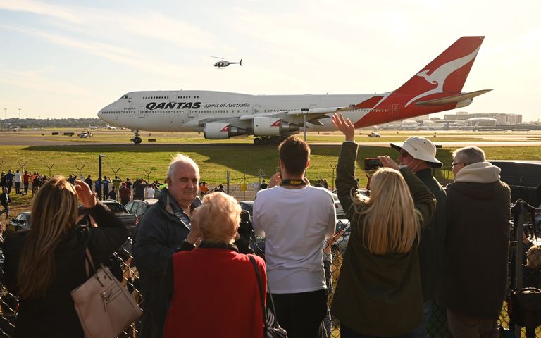 Austraalia lennufirma Qantas viimane Boeing 747, mis tõusis Sydneyst õhku, et lennata USAsse, kus see viiakse Mojave kõrbesse lennukite «surnuaeda». Kohalikud tulid lennukiga hüvasti jätma.