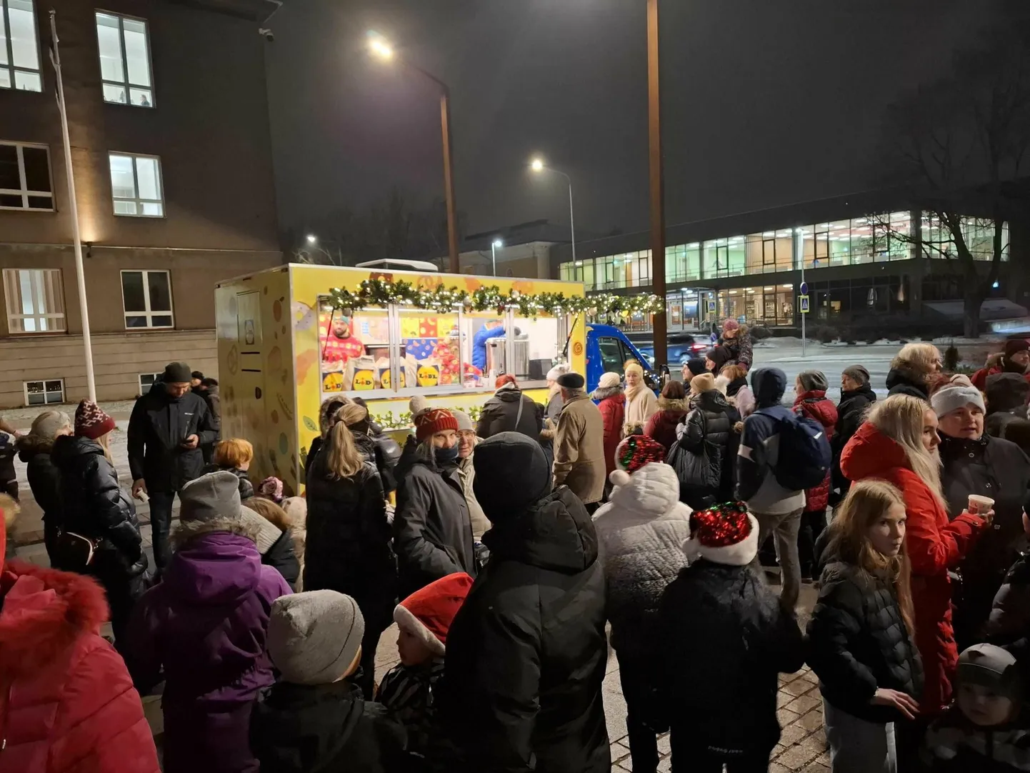 Lidli kauplusauto Viljandis Vabaduse platsil.