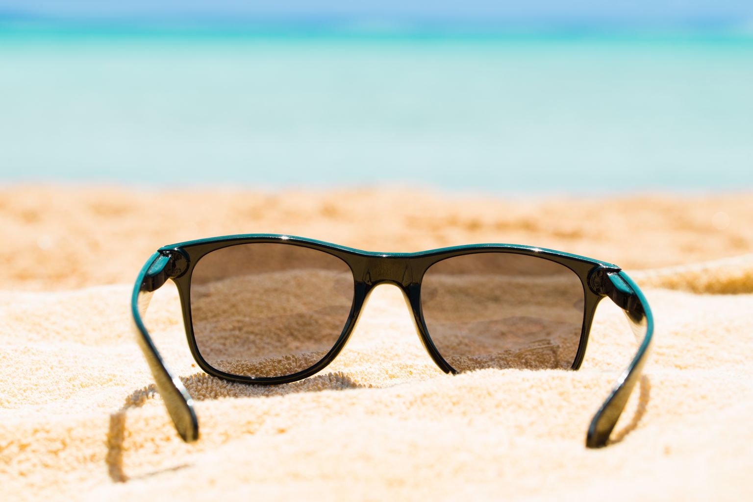 Солнезащитные очки на пляже