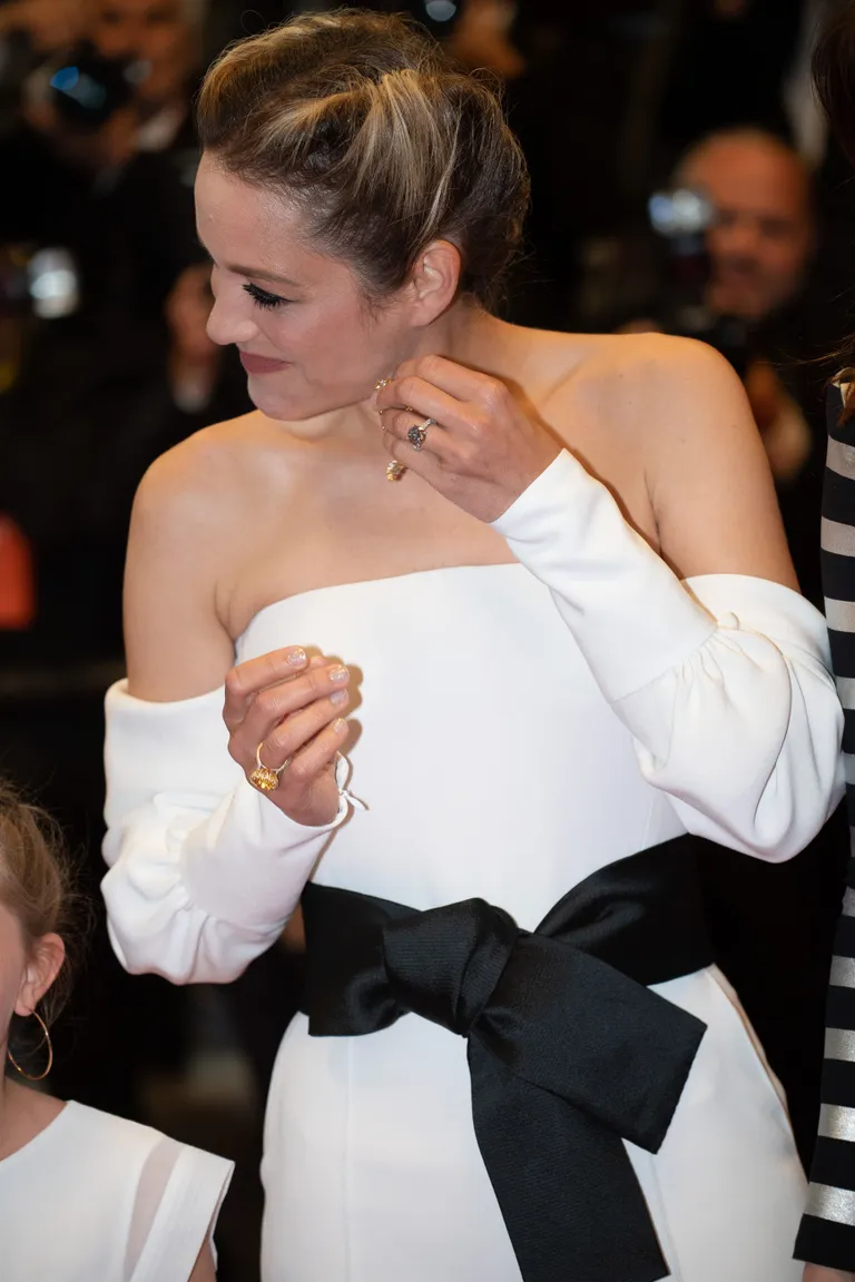 Marion Cotillard monokroomses outfit'is.