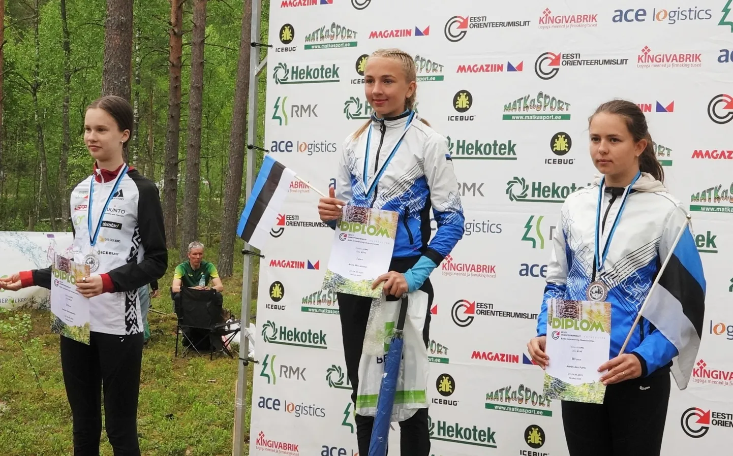 Balti meistrivõistluste W14 klassi poodiumil vasakult Krista Granskalna (Läti), Anna Mia Atonen ja Anett Liisa Parts.