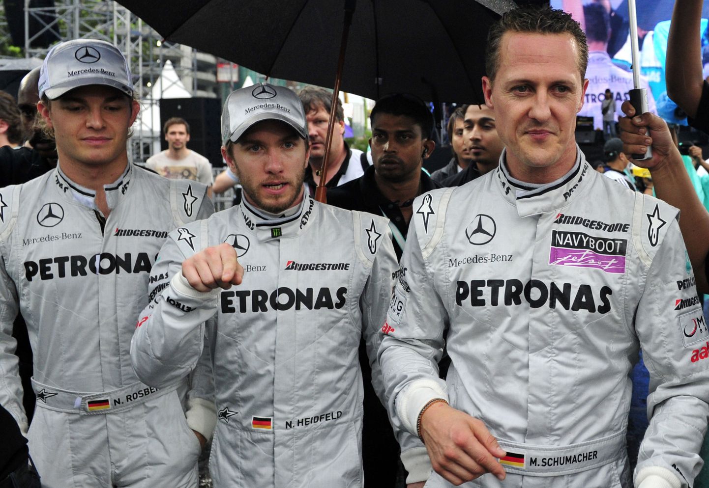 Nick Heidfeld (keskel) koos Michael Schumacheriga (paremal).