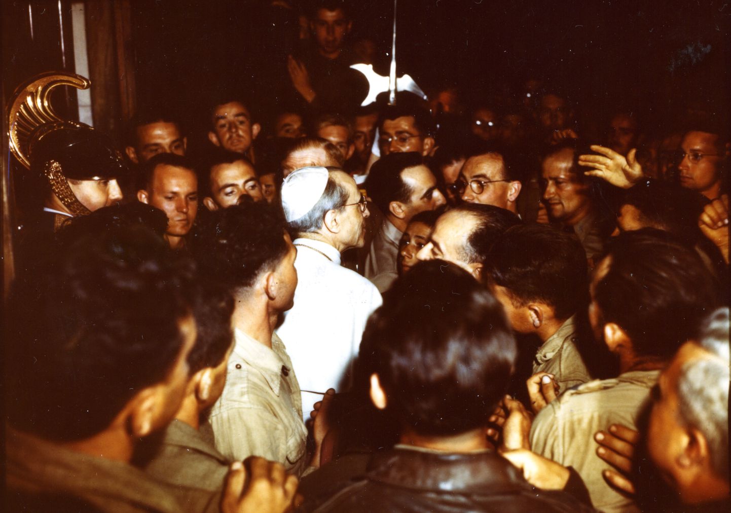 Paavst Pius XII võtmas 1944. aastal vastu liitlaste sõdureid.